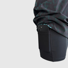 Ielādēt video galerijas pārlūkā, Apdrukāti vīriešu skriešanas šorti ar piegulošu oderi un kabatām - OCEAN BLUE