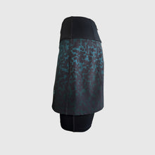 Ielādēt video galerijas pārlūkā, Blue and emerald printed running skirt with black inner shorts and pockets, showcasing flatlock seams and stylish design.