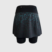 Ielādēt video galerijas pārlūkā, Blue and emerald printed running skirt with black inner shorts and pockets, featuring flatlock seams and reflective logo.