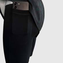 Ielādēt video galerijas pārlūkā, Close-up of a printed running skirt showing integrated black shorts with a phone pocket.