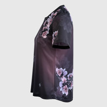 Ielādēt video galerijas pārlūkā, Floral-patterned shirt on a light gray background
