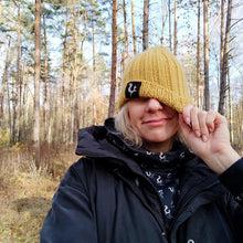 Ielādēt video galerijas pārlūkā, Knitted merino wool beanie with a reflective thread line and logo - BLAZE - Fox-Pace