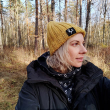 Ielādēt video galerijas pārlūkā, Knitted merino wool beanie with a reflective thread line and logo - BLAZE - Fox-Pace