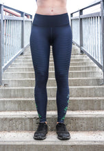 Ielādēt video galerijas pārlūkā, black crop top, sportwear, tank top, nike, adidas ,reebok, puma, comfortable, running, trail , hike, active, printed top, back pocket, profesional sport, underwear, sleeveless, black, leggings, printed leggings, high waste,, fox-pace, ultramarathon,