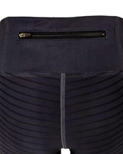 Ielādēt video galerijas pārlūkā, black crop top, sportwear, tank top, nike, adidas ,reebok, puma, comfortable, running, trail , hike, active, printed top, back pocket, profesional sport, underwear, sleeveless, black, leggings, printed leggings, high waste,, fox-pace, ultramarathon,