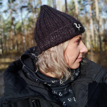 Ielādēt video galerijas pārlūkā, Knitted merino wool beanie with a reflective thread line and logo - BLAZE - Fox-Pace