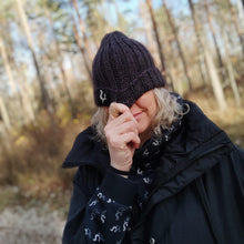 Ielādēt video galerijas pārlūkā, Knitted merino wool beanie with a reflective thread line and logo - BLAZE - Fox-Pace