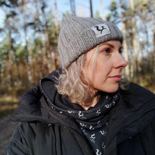 Ielādēt video galerijas pārlūkā, Knitted merino wool beanie with a reflective thread line and logo - BLAZE - Fox-Pace