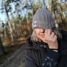 Ielādēt video galerijas pārlūkā, Knitted merino wool beanie with a reflective thread line and logo - BLAZE - Fox-Pace
