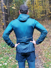Ielādēt video galerijas pārlūkā, Men&#39;s softshell running jacket with hood - OCEAN BLUE - Fox-Pace
